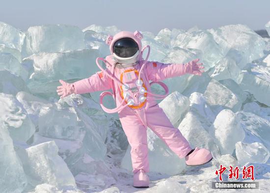 Natural ice cubes in NE China attract visitors