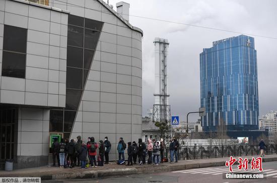 Ukrainian people line up to withdraw cash
