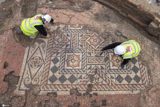 Large Roman mosaic discovered in London