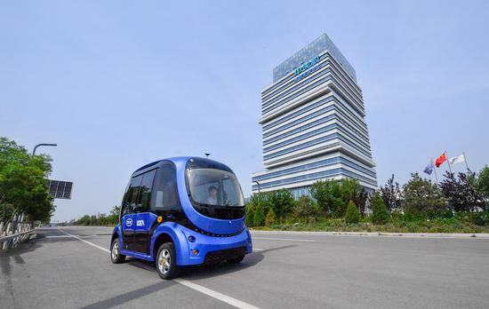 Un véhicule sans pilote effectue des tests dans la ville technologique Beijing-Tianjin Zhongguancun à Tianjin, dans le nord de la Chine, le 19 mai 2021. (Xinhua/Sun Fanyue)