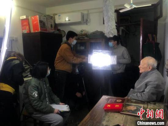 Zhu Zaiqiang accepts an interveiw with The Memorial Hall of the Victims in Nanjing Massacre by Japanese Invaders in April, 2021. (Photo provided to China News Service by The Memorial Hall of the Victims in Nanjing Massacre by Japanese Invaders)