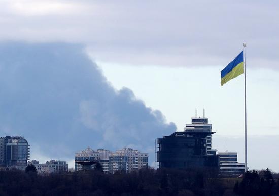 Photo taken on Feb. 27, 2022 shows smoke rising in the sky in Kiev, Ukraine. (Xinhua/Lu Jinbo)