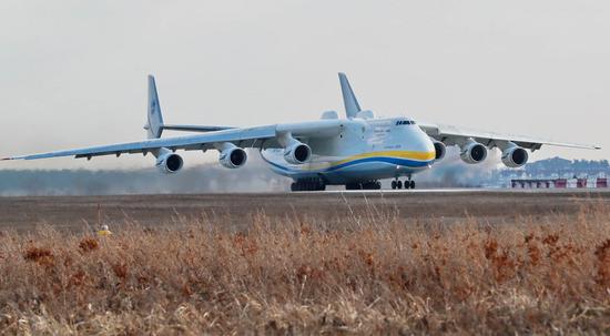 The world's biggest plane, the Antonov An-225 Mriya, gets ready to take off from an airport outside Kiev, Ukraine, April 3, 2018. (Xinhua/Chen Junfeng) 