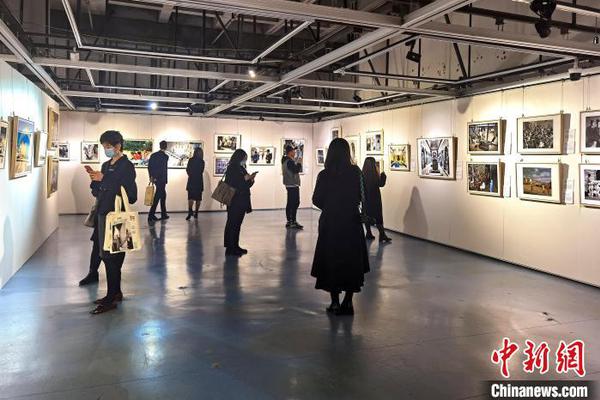 People visit the Photo Exhibition on Monday in Chongqing. (Photo: China News Service/Li Keyi)