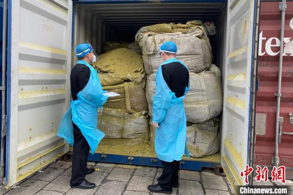 Staff of Fuzhou Customs returned 241.8 tonnes of imported solid waste in Fujian Province. (Photo provided by Fuzhou Customs)