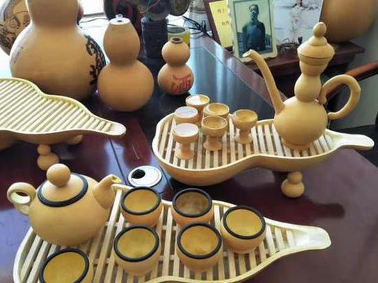 Chinese farmer innovates gourd handicraft