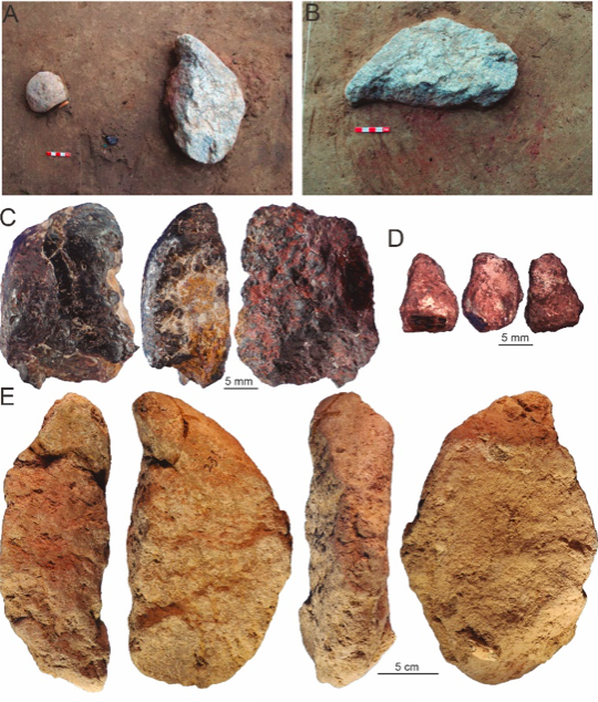 Artifacts laying on the red stained sediment patch at Xiamabei are shown. (Provided by the researchers)