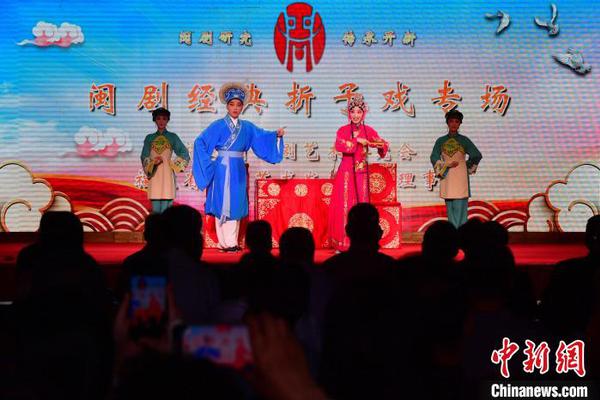 Fuzhou opera actors perform a famous Fuzhou opera on Saturday. (Photo from www.chinanews.com.cn)