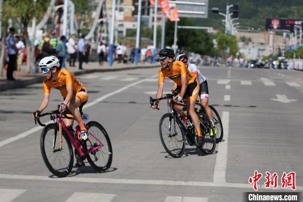 Marcus Meyer (M) is in a bicycle competition. 
(Photo provided to China News Service by Marcus Meyer)