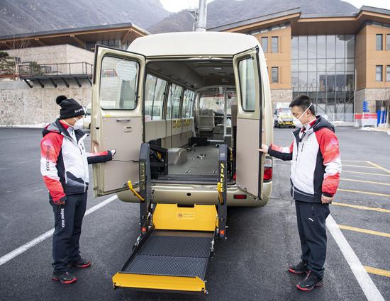 Staff members show a barrier-free van at China's National Alpine Skiing Center in Yanqing District, Beijing on Feb. 28, 2022. (Xinhua/Sun Fei)