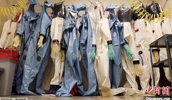 Protective suits hung at the United States Army Medical Research Institute of Infectious Disease (USAMRIID) located in Fort Detrick in Maryland of the United States. (Photo from www.chinanewsnet.com.cn)