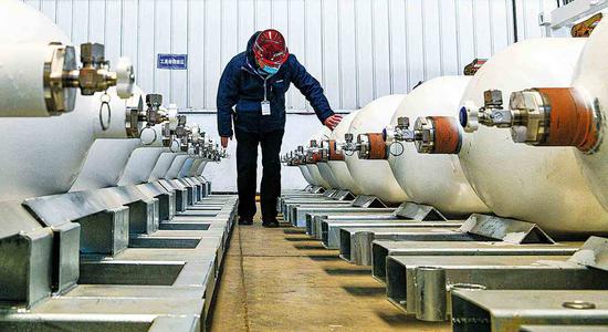 A worker checks on hydrogen tanks slated for use at the Beijing Winter Olympics and Paralympics at a factory in Shijiazhuang, Hebei province, on Nov 11.  (Photo: Li Mingfa for China Daily)