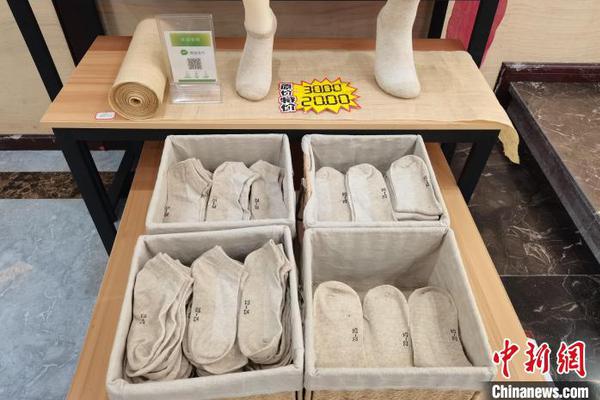 Socks made of Chinese Ramie Cloth. (Photo: China News Service/Zhang Xu)
