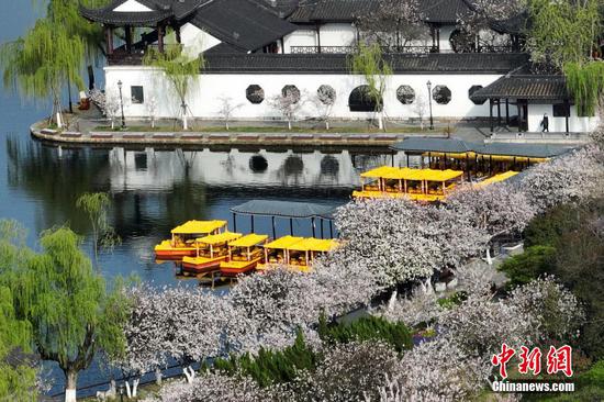 Spring scenery of Mochou Lake Park in Nanjing