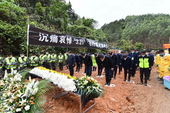 Chinese State Councilor Wang Yong bows during a memorial event held at the crash site of the China Eastern Airlines plane to mourn the deaths of the 132 people involved in the accident in Tengxian County, south China's Guangxi Zhuang Autonomous Region, March 27, 2022. (Xinhua/Huang Xiaobang)