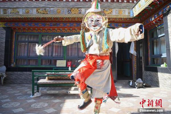 Sangzhu practices Xierongzhongzi at his own yard. (Photo: China News Service/Gongga Laisong)