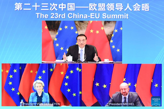 Chinese Premier Li Keqiang holds the 23rd China-EU leaders' meeting with President of the European Council Charles Michel and President of the European Commission Ursula von der Leyen via video link at the Great Hall of the People in Beijing, capital of China, April 1, 2022. (Xinhua/Shen Hong)