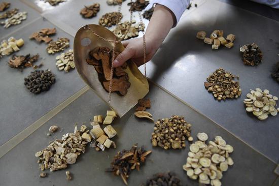 A pharmacist fulfills a Chinese Traditional Medicine (TCM) prescription at Gansu Provincial Hospital of Traditional Chinese Medicine (TCM) in Lanzhou, Northwest China's Gansu province, Oct 23, 2021. (Photo/Xinhua)