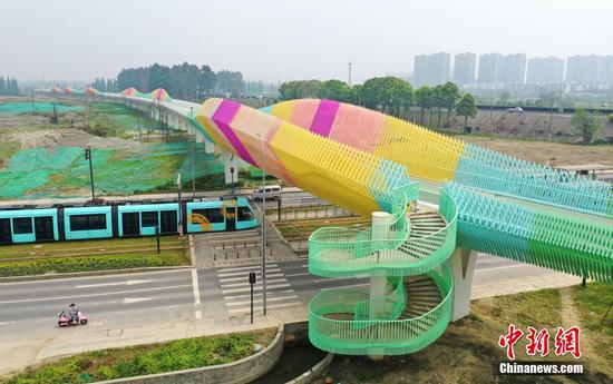 Newly built bridge in Chengdu attracts visitors