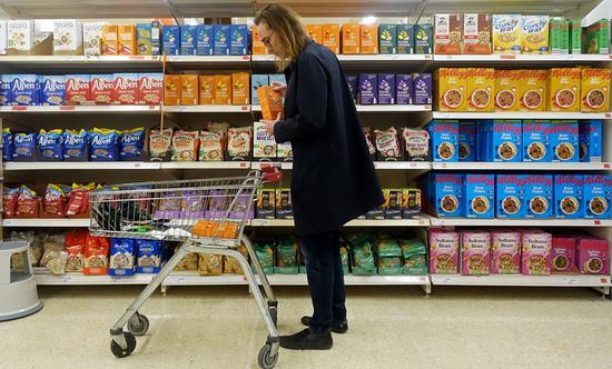 A man shops at a supermarket in London, Britain, April 8, 2022. (Xinhua/Li Ying)