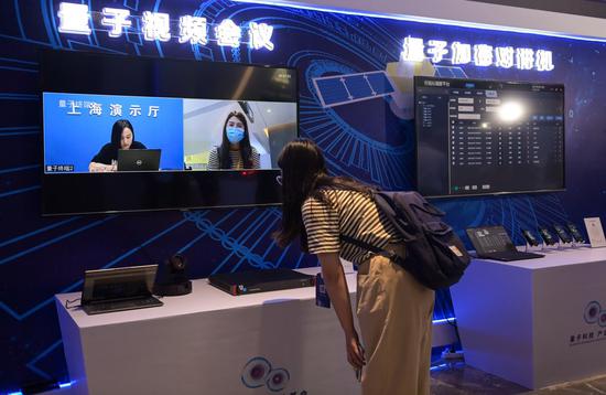 A participant experiences quantum video conference during the 2021 Quantum Industry Conference in Hefei, east China's Anhui Province, Sept. 18, 2021. (Xinhua/Han Xu)