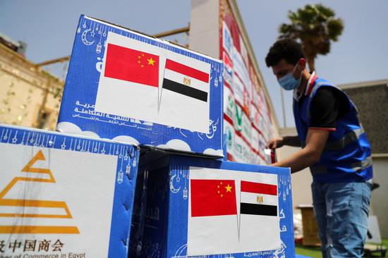 Photo shows boxes of food donated by the Chinese Chamber of Commerce in Egypt during a charitable event in Cairo, Egypt, on April 16, 2022. A charitable event was held here on Saturday by the Chinese Chamber of Commerce. (Photo: Xinhua/Sui Xiankai)