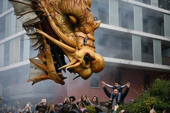 Mechanical horse dragon Long Ma bewitches the crowd in France