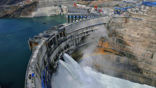 Huge dam crest gantry crane in Baihetan hydropower station put into operation