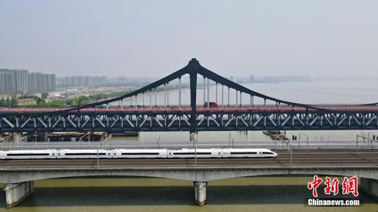 Aerial view of Pengbu Bridge in Hangzhou