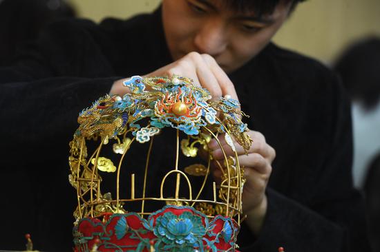 Young man creates fine filigree inlay ornaments in Chongqing