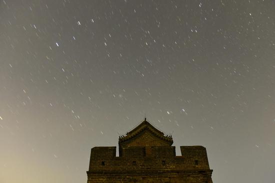 Lyrid meteor shower lights up sky over Great Wall