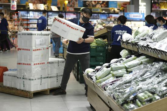 Beijing races to ensure daily supplies amid COVID-19 resurgence