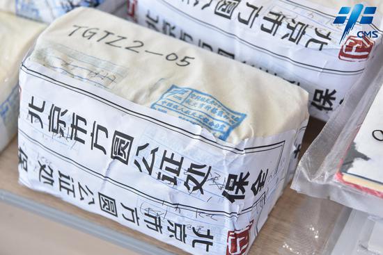 Scientists 'unbox' Shenzhou-13 return capsule in Beijing