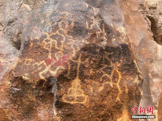 Rock paintings and cliff carvings discovered in Qinghai's canyon for the first time