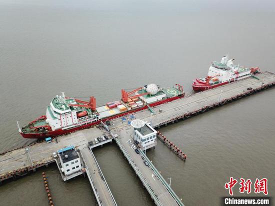 Chinese research icebreakers completed the Antarctic expedition on Tuesday. (Photo/China News Service)