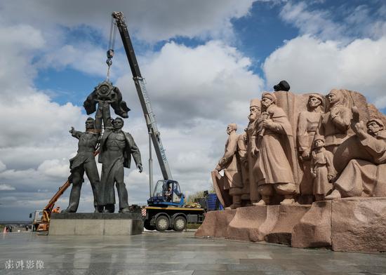 Kyiv removes Soviet monument marking Ukraine-Russia friendship