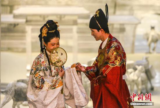 Chinese youth wear traditional Chinese costumes (Photo/China News Service)