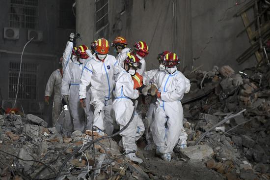 10 rescued, 5 dead in central China building collapse