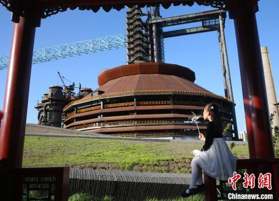 A girl plays at the Shougang Park in Beijing during the five-day holiday. (Photo/China News Service)