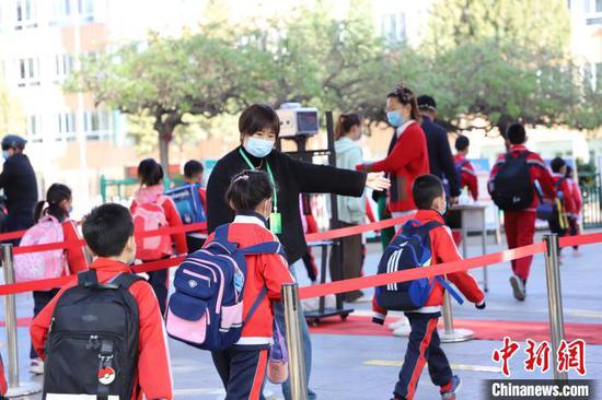 Sdudents return to school from winter vacation in Hohhot, north China's Inner Mongolia Autonomous region, April 26, 2022. (Photo/China News Service)