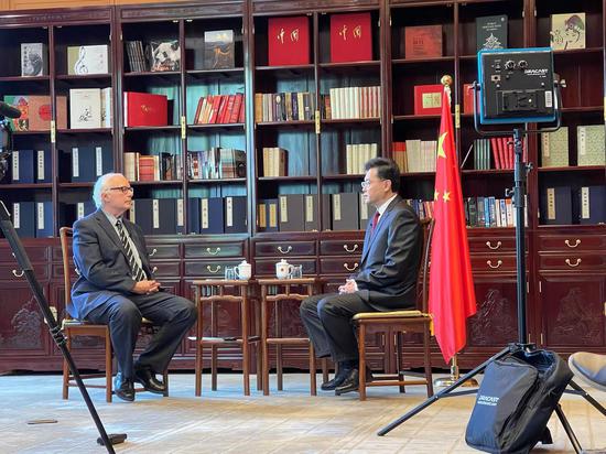 Chinese Ambassador to the United States Qin Gang (R) took an interview with Forbes journalist Russell Flannery. (Photo/Chinese Embassy in the U.S.)