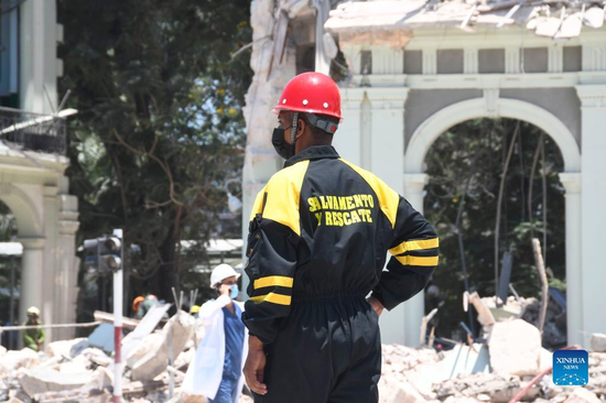 A rescuer works at the site where an explosion occurred at Hotel Saratoga in Havana, Cuba, on May 6, 2022. At least eight people were killed and over 30 others injured after an explosion ripped through the hotel in downtown Havana Friday morning, official sources reported. (Photo by Joaquin Hernandez/Xinhua)