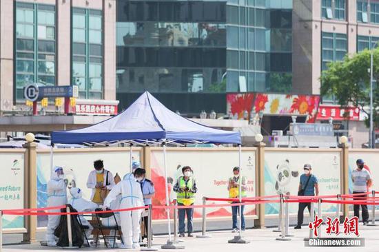 People queue for nucleic acid testing in Dongcheng Distrcit in Beijng, May 5, 2022. (Photo/China News Service)