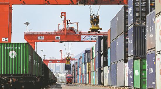 Containers are piled up at a port in Dalian, Liaoning province. (Photo/Xinhua)