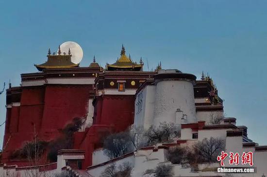 Photo shows the view of the Potala Palace in Tibet Autonomous Region. (Photo/China News Service)