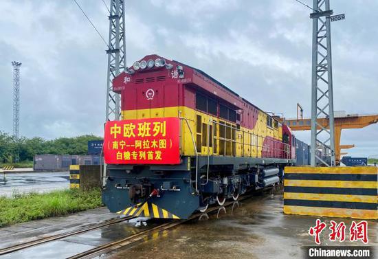 A China-Europe freight train loaded with 2,600 metric tons of white sugar leaves Nanning International Railway Port of Guangxi Zhuang Autonomous Region for Almaty, Kazakhstan, on May 15, 2022. (Photo/China News Service)
