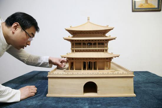 Man re-creates miniature 'Bell and Drum Tower' in Xi'an