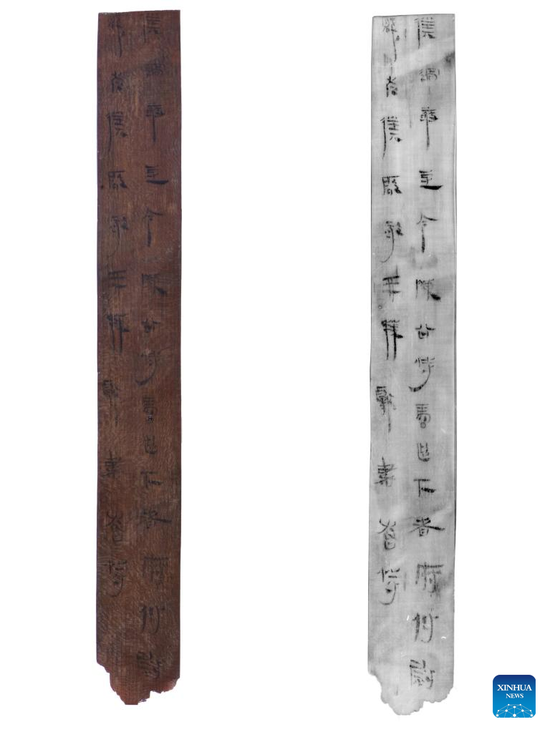 Undated combo photo shows one bamboo slip (L) found at the Tuzishan relics site in the city of Yiyang, central China's Hunan Province, and its infrared photo (R). (Hunan provincial cultural relics and archaeology research institute/Handout via Xinhua)