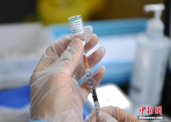 A medical worker prepares a dose of COVID-19 vaccine at a vaccination site in Chengdu, southwest China's Sichuan Province, May 11, 2021. (Photo/China News Service)