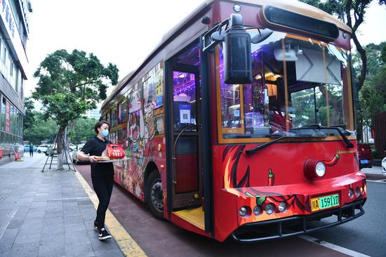 Hotpot bus debuts in Chengdu